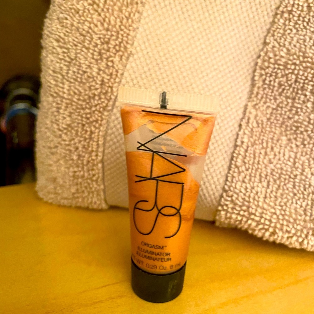 COPY - Nars Illuminator in orgasm - now discontinued, new in box!